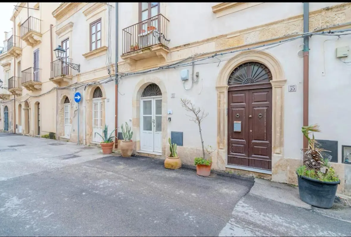 La Casa Di Eva In Via Nizza Διαμέρισμα Συρακούσες 0*,